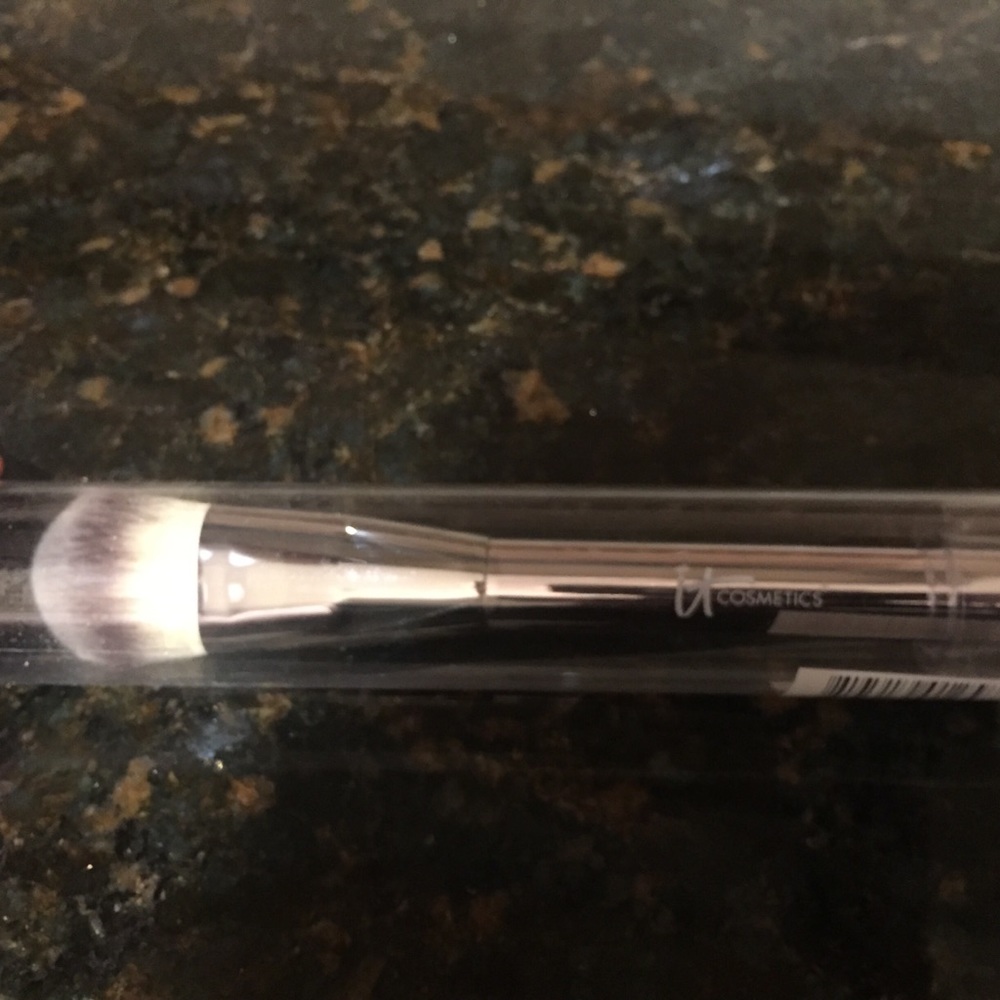It Cosmetics Luxe Buffing Foundation Brush